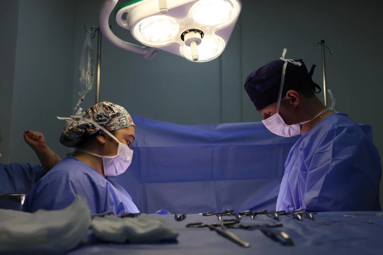 Equipe cirúrgica do Hospital São Vicente de Paulo em centro cirúrgico